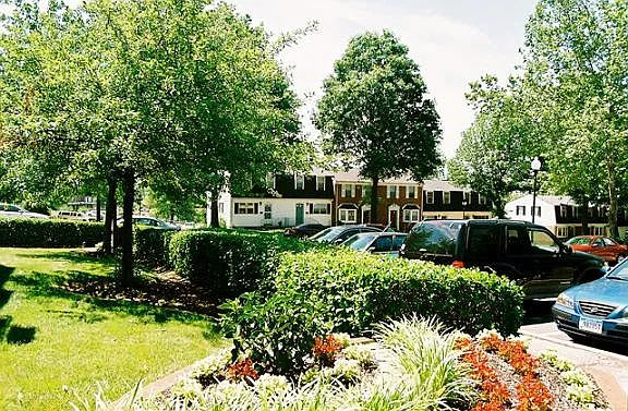 Gardenvillage Apartments and Townhouses — Photo 37
