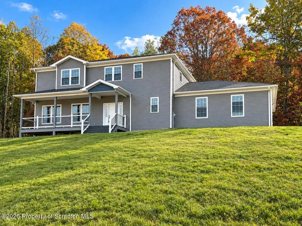 105 Black Walnut Dr, Olyphant, PA 18447