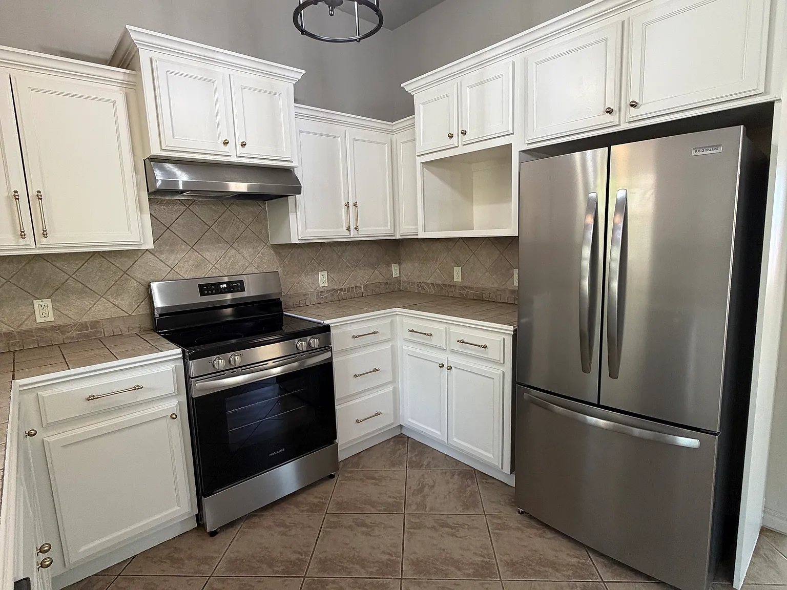 3 bed, $1,800 — Photo 2