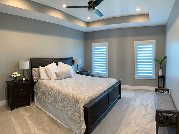 Master bedroom, king bed 