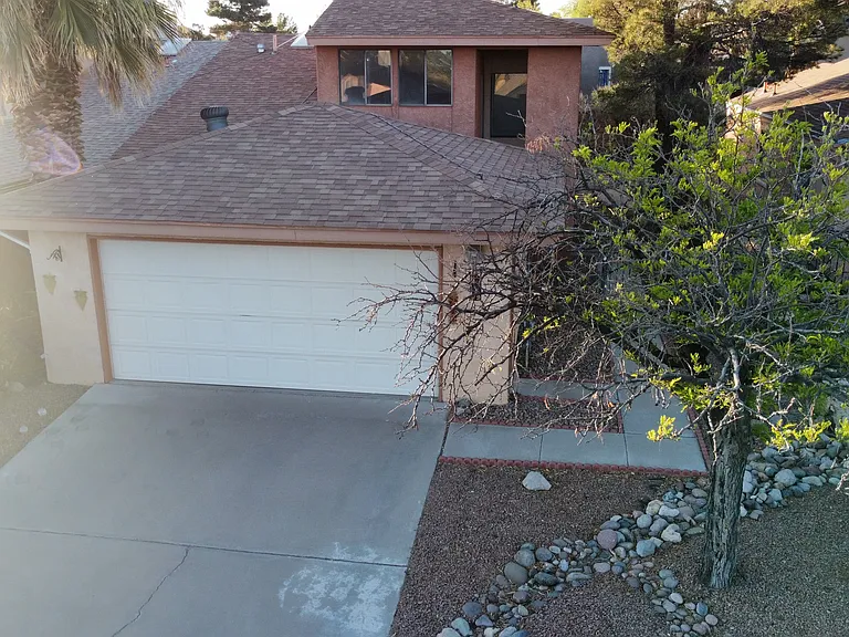 2129 Pioneer Ave — Photo 1