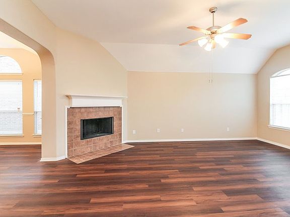 4th image of 847 Evergreen Ln