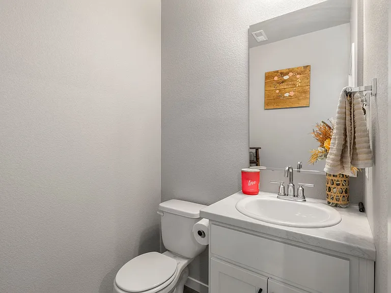 253 Molinar St — Photo 9