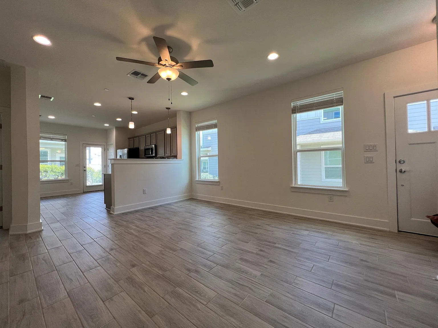 3 bed, 1721 sqft, $2,300 — Photo 2