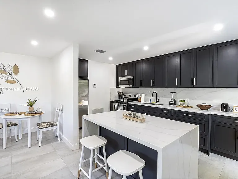 319 SW 12th Ct #3 — Photo 3