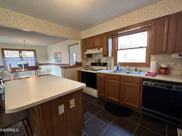 818 Deerfield Way, La Follette, TN 37766