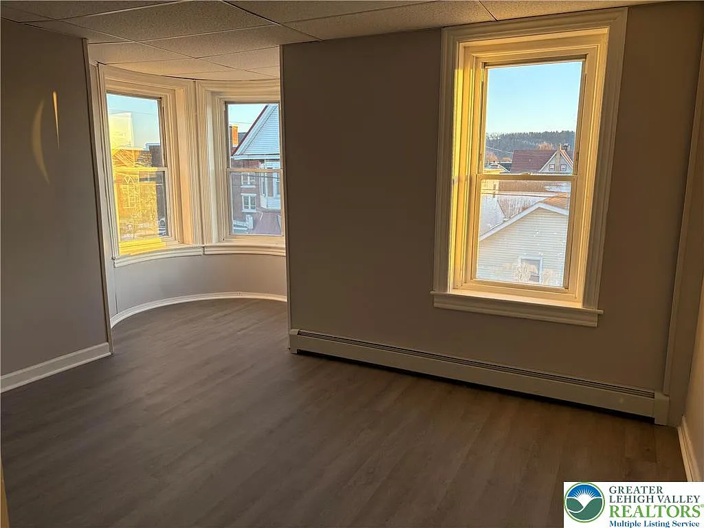 3 bed, 1.0 bath, 800 sqft, $1,375 — Photo 3
