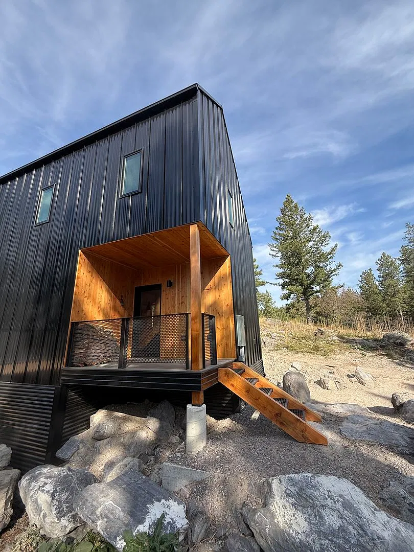 2 Bedroom / 2.5 Bathroom Modern Mountain Home! — Photo 3