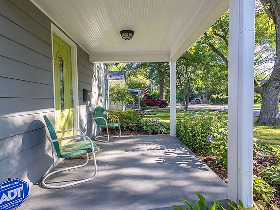 4th image of 5734 Rosslyn Ave