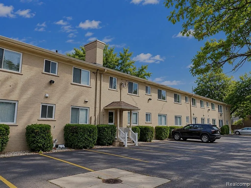 1 bed, 1.0 bath, 908 sqft, $1,600 — Photo 2