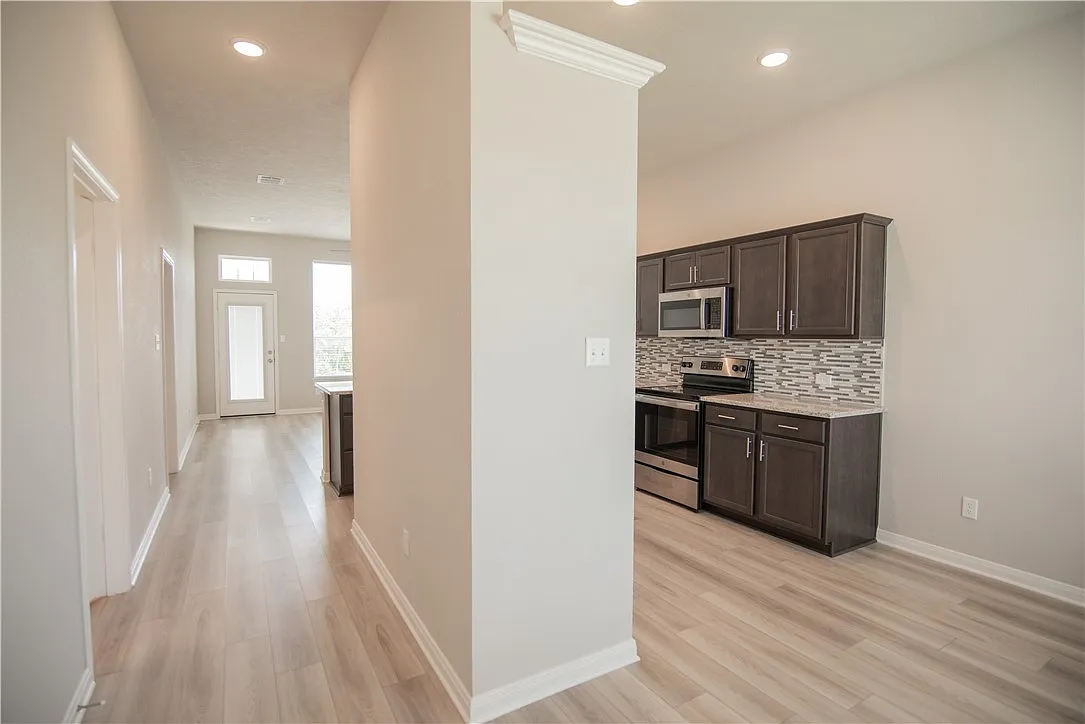 3 bed, 1350 sqft, $2,000 — Photo 4