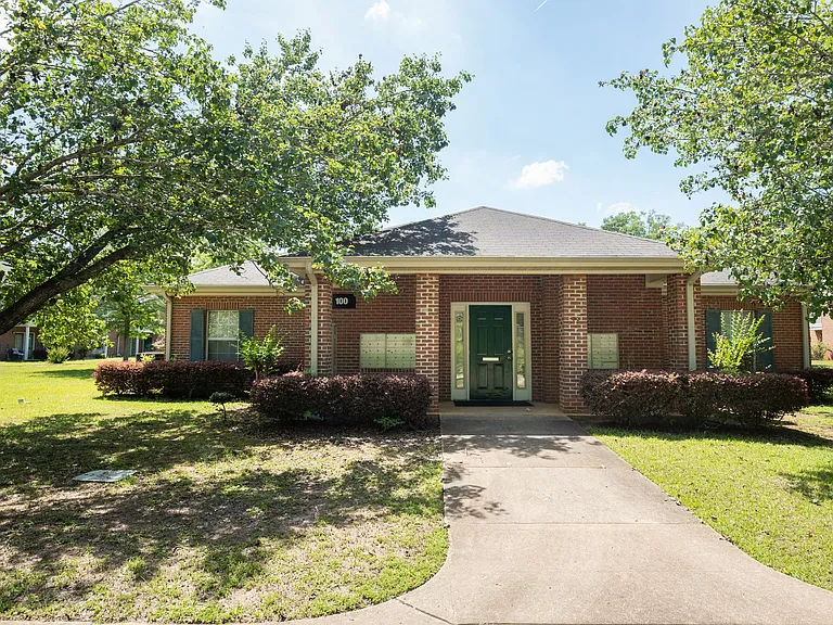 Commerce Street Manor — Photo 2