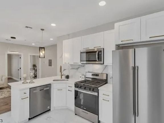 5th image of 89 Schley St Floor 2