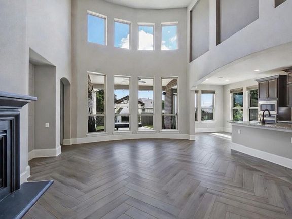 5th image of 105 Potts St
