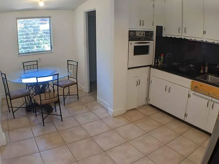 1637 Devonshire Ln — Photo 5