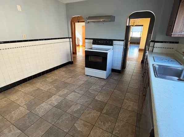 86 Ten Hills Rd, Somerville, MA 02145