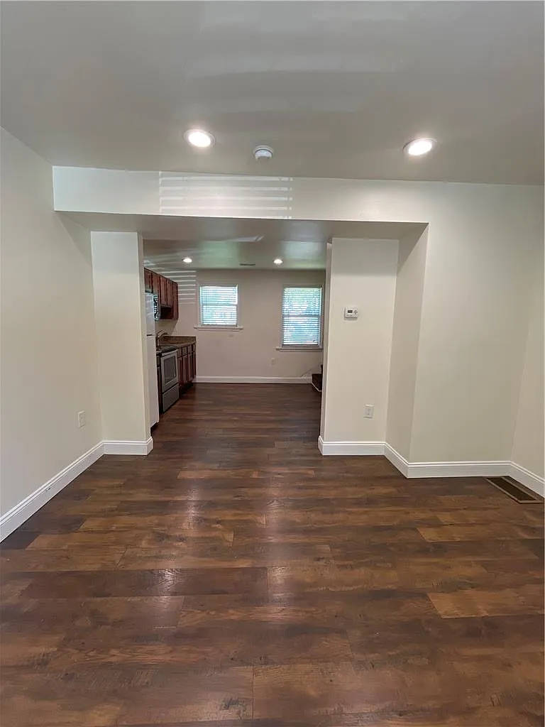 3 bed, 2.0 bath, 1025 sqft, $1,595 — Photo 3