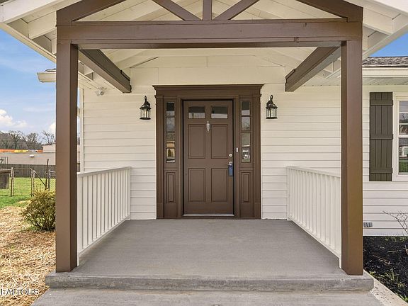 3rd image of 418 Highland Dr
