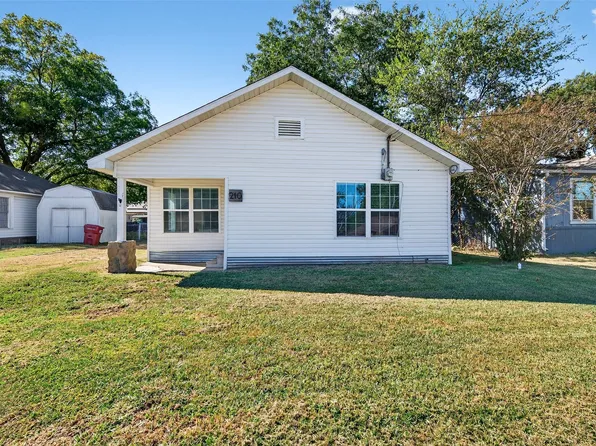 210 S Vine St, Savoy, TX 75479