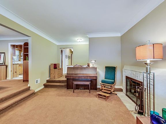 4th image of 3040 W Bryn Mawr Ave