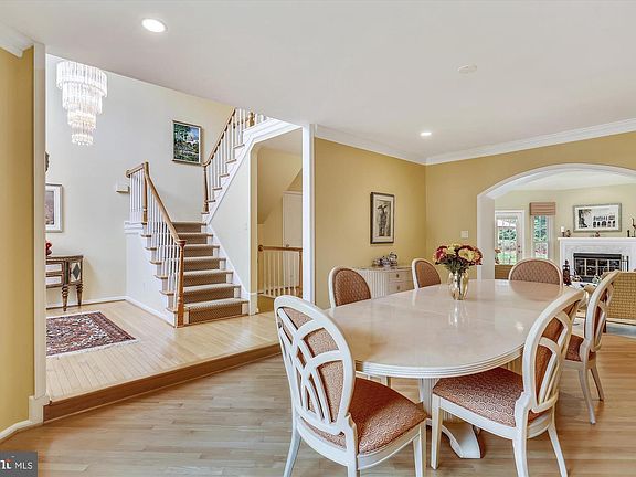 5th image of 916 White Pine Pl