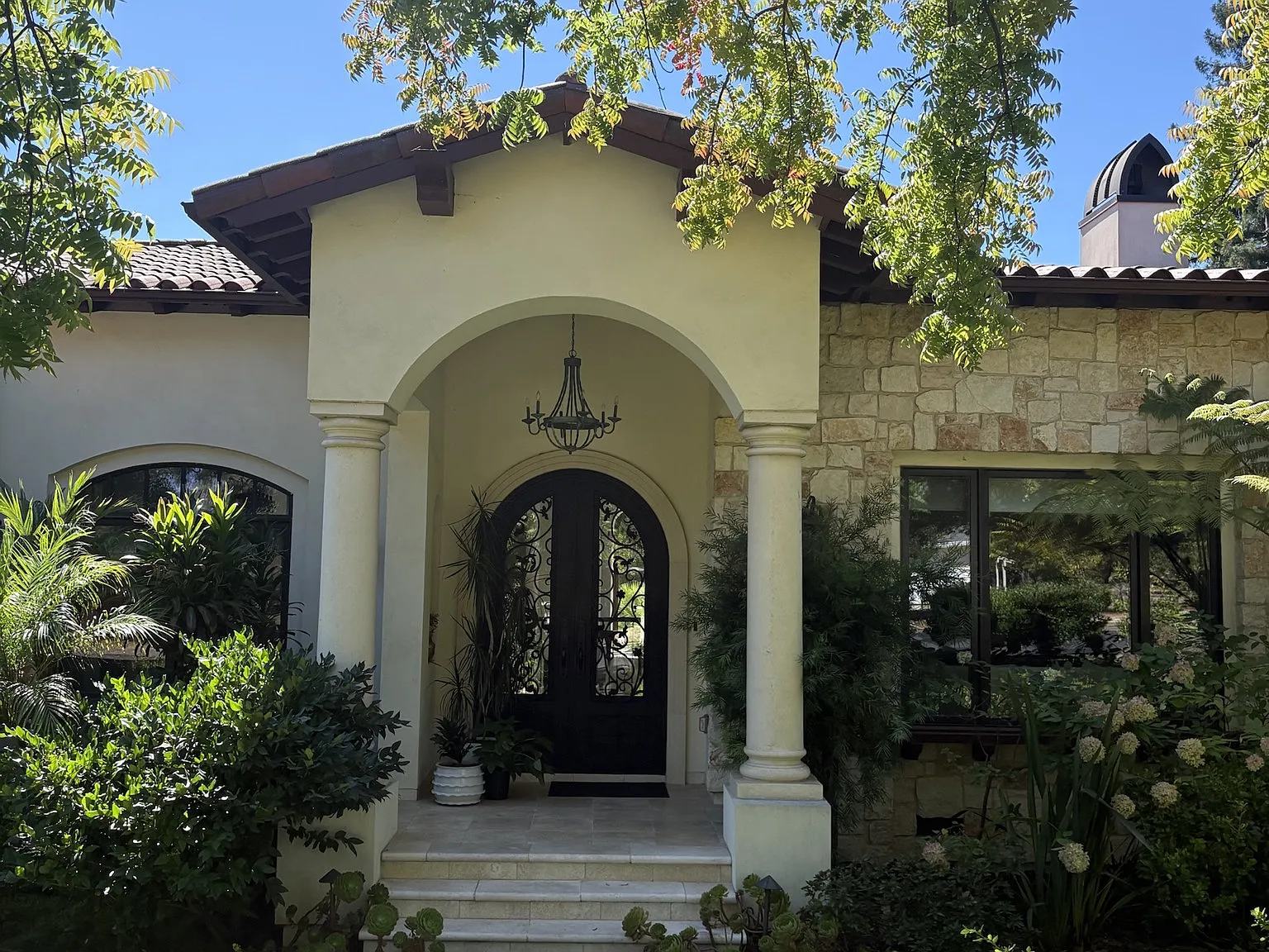 4 bed, 3.5 bath, 4650 sqft, $17,500 — Photo 1