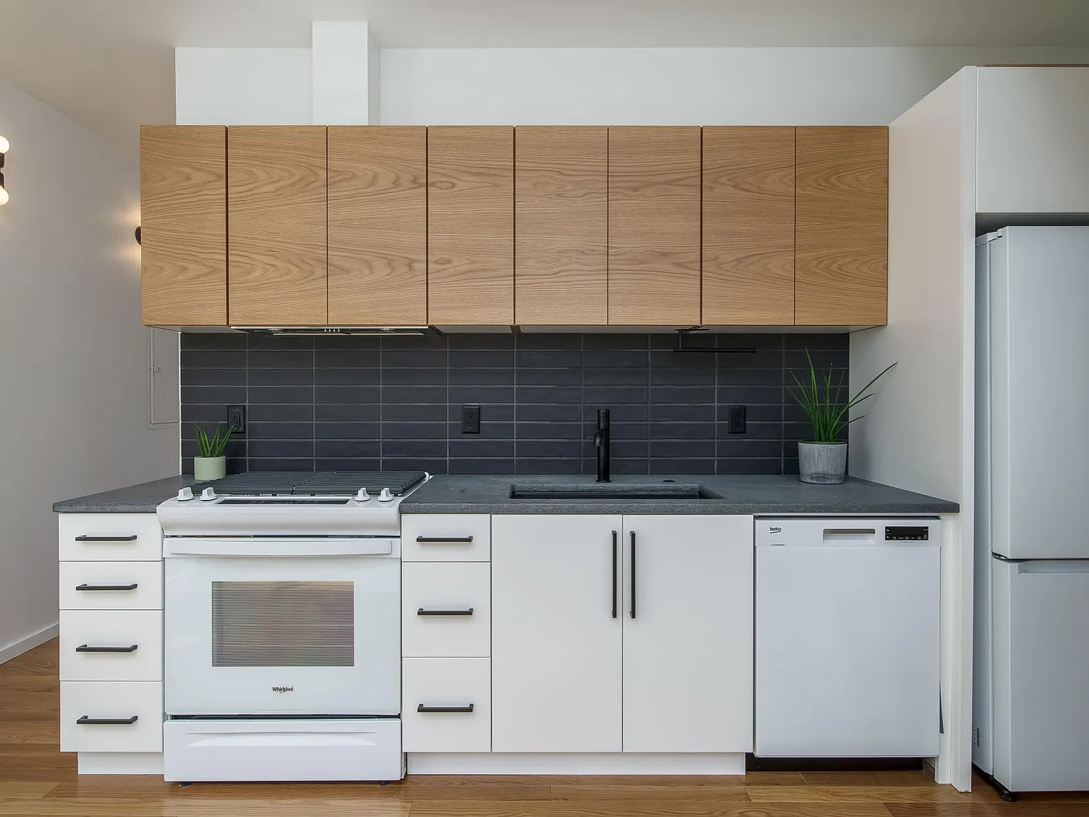 7470 E Burnside St — Photo 1