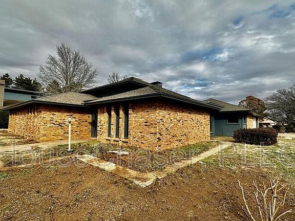 2nd image of 28 Brentwood Cir #1
