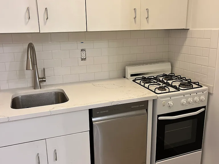229 E 29th St #2G — Photo 4