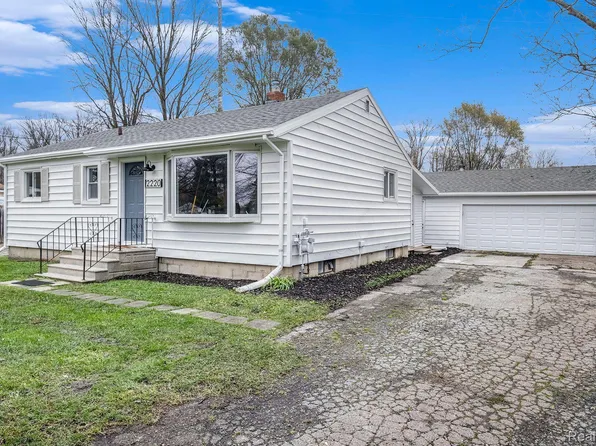 2220 Woodstead St, Burton, MI 48509