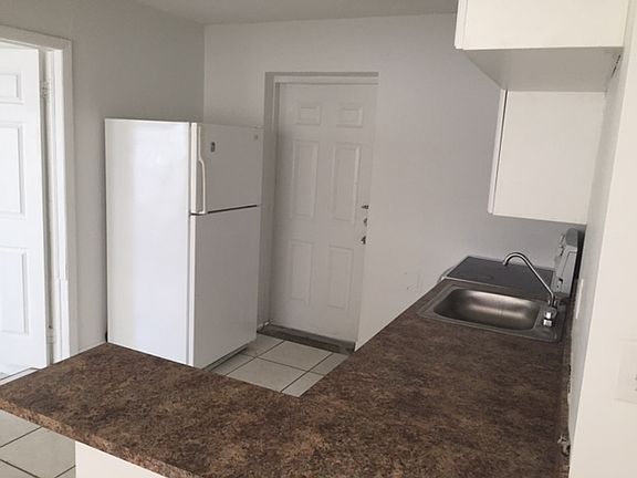 5th image of 5821 Taft St