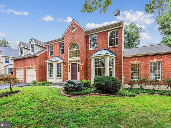 13 Climbing Rose Ct, Rockville, MD 20850