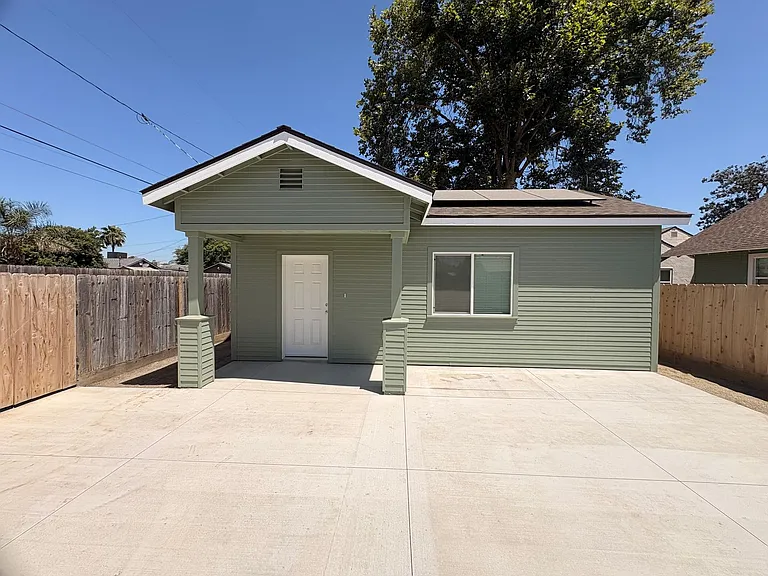 1031 N Highland St — Photo 2