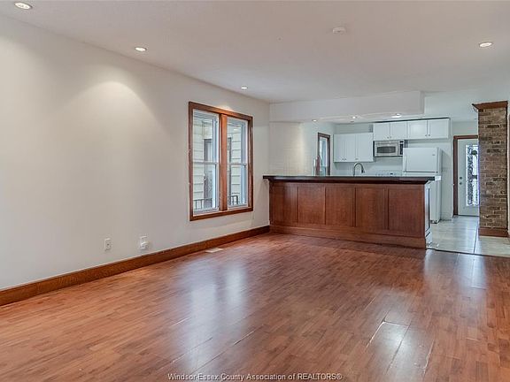 5th image of 248 Pierre Ave
