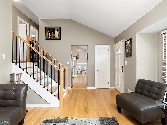 5th image of 15 Ovington Dr
