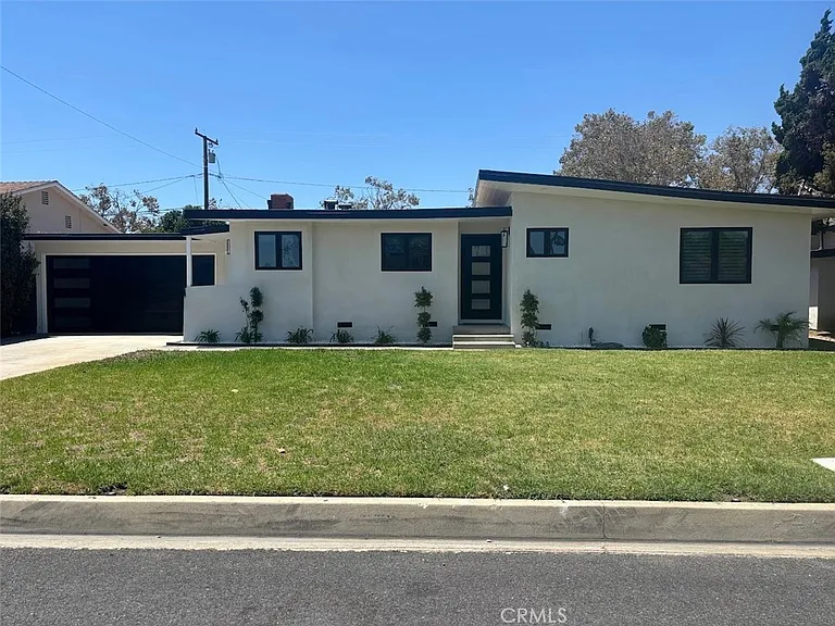 9519 La Reina Ave — Photo 1