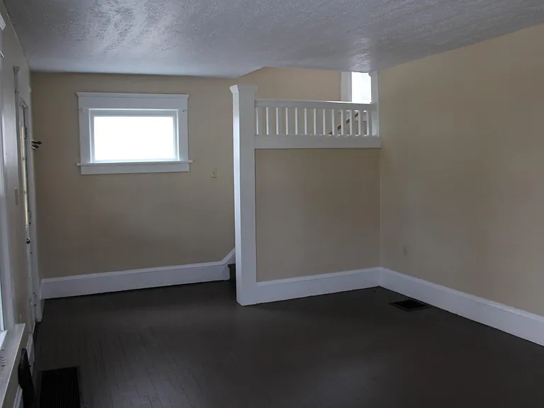 1615 Royal Ave NE — Photo 5