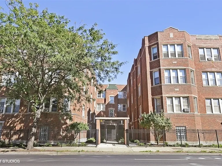 2452 W Addison St #3A — Photo 1
