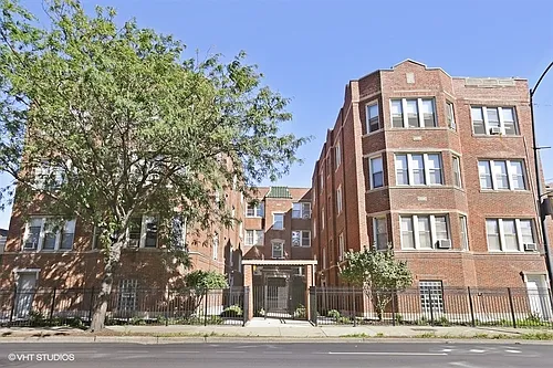 2452 W Addison St Photo 1