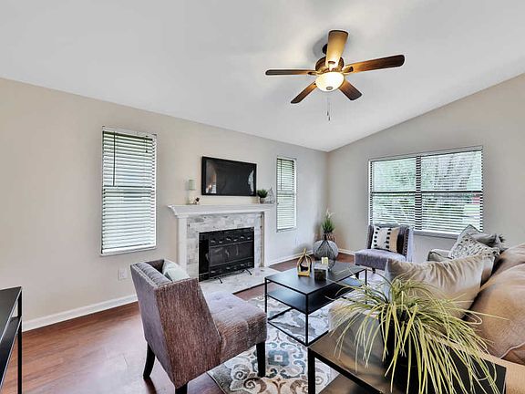 3rd image of 804 Holly Dr