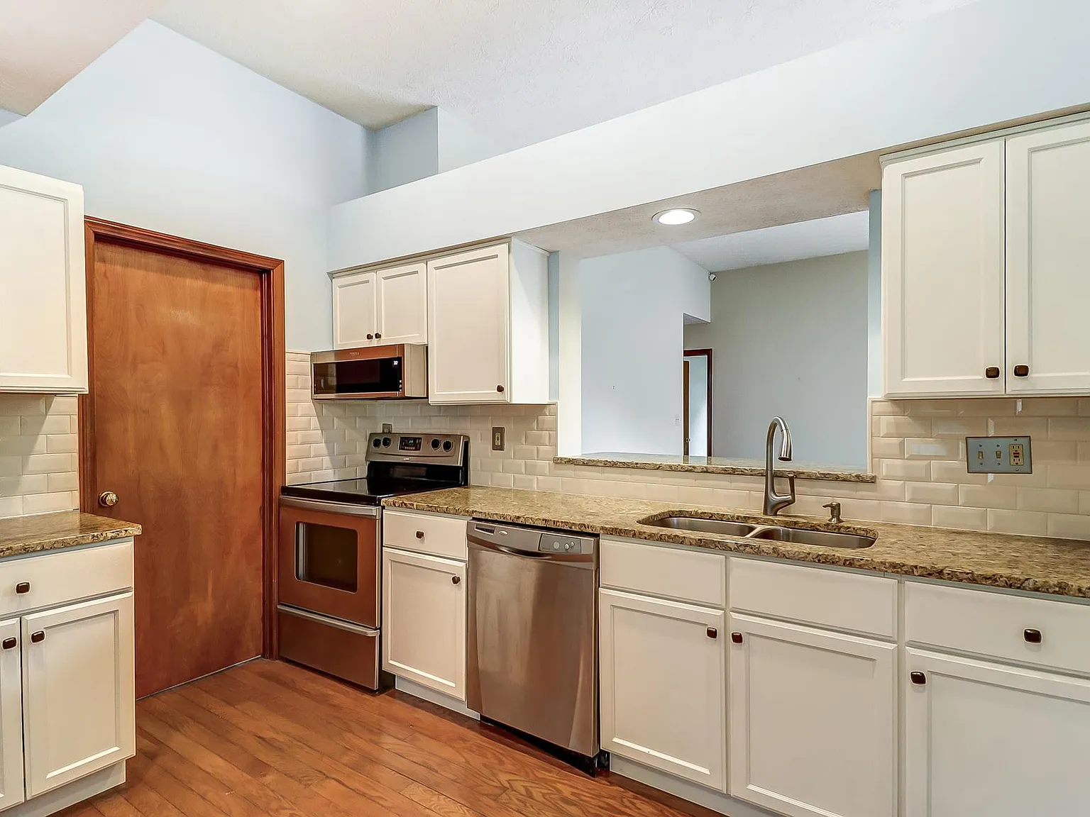370 Coldwell Ct — Photo 3