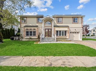 31 Woodward Street, Roslyn Heights, NY 11577