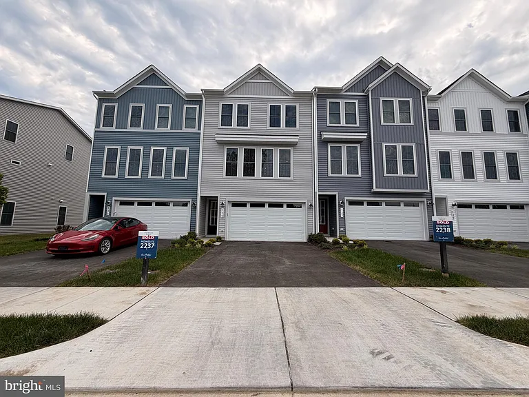 135 Heyford Dr — Photo 2