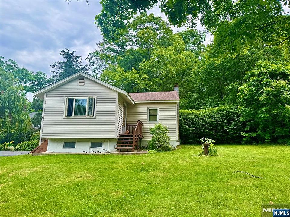 1st image of 9 Camille Dr