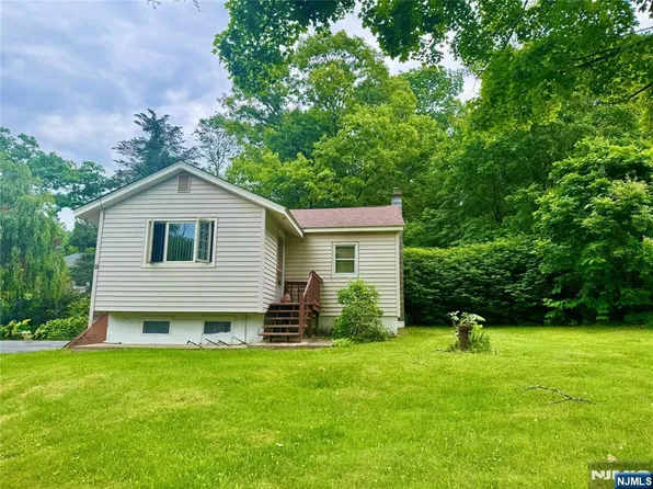9 Camille Dr, Lake Hopatcong, NJ 07849