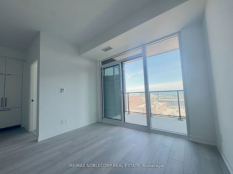 285 Dufferin St #1019 — Photo 8