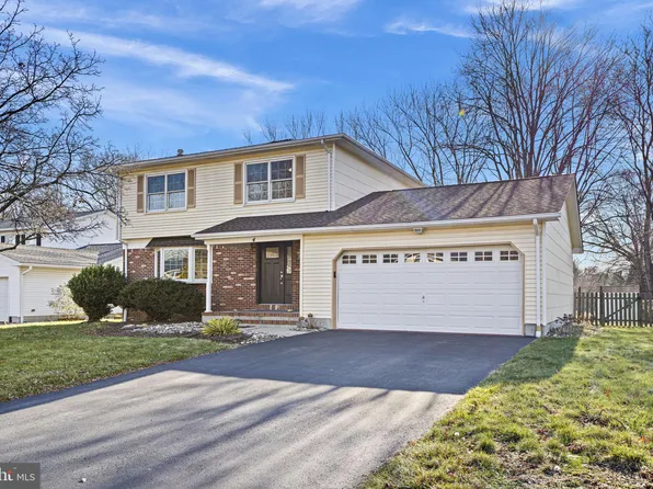 4 Grant Ct, Hamilton, NJ 08619