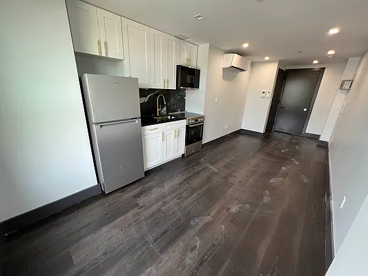 Rented by Delmark Realty LLC | media 8