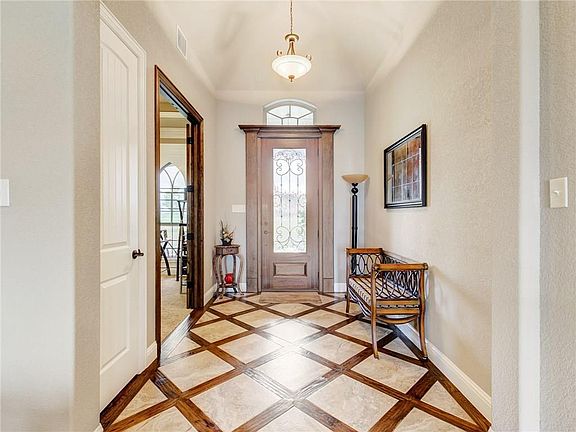 5th image of 202 Wapiti Dr
