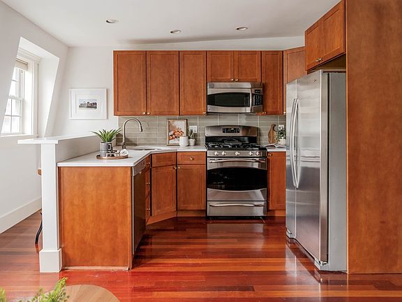 4th image of 528 E 7th St #3